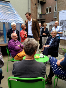 878143 Afbeelding van het kennismakingsbezoek (?) van Utrechts burgemeester Jan van Zanen (zittend rechts) aan het ...